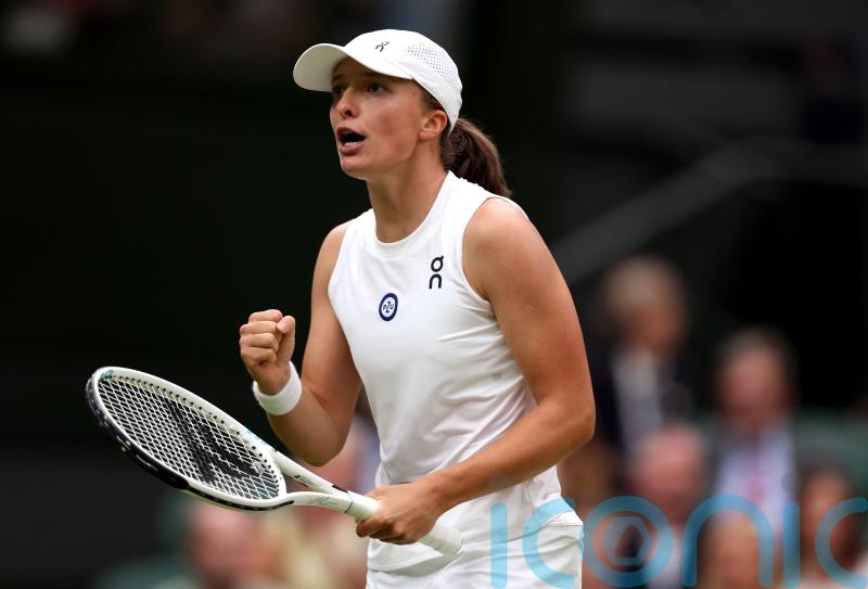 Iga Swiatek fights back to reach Western and Southern Open quarter-finals