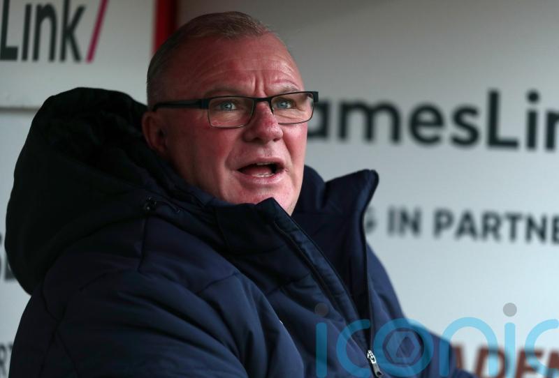 Steve Evans slams Stevenage defending as Carlisle nick late point