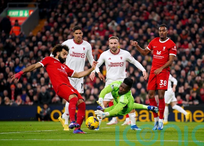 Liverpool held by Manchester United as Arsenal move top of Premier League