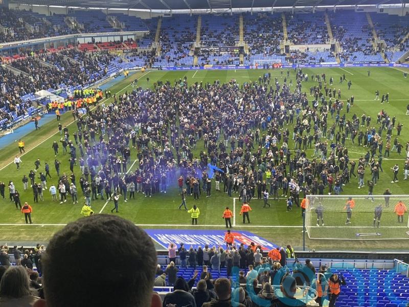 Reading-Port Vale abandoned as protesting home fans refuse to leave pitch
