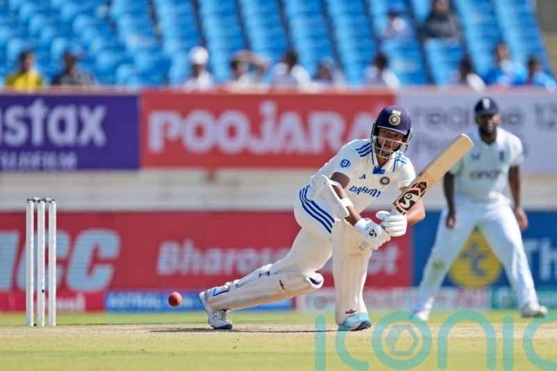 England’s hopes fade as India stretch lead past 400