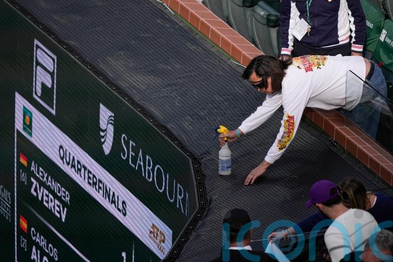 Invasion of bees unable to take the sting out of Carlos Alcaraz at Indian Wells