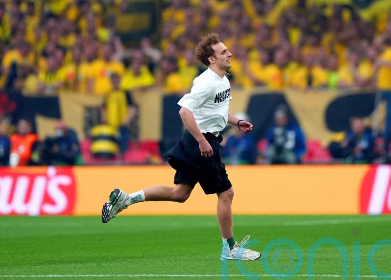 Pitch invaders delay Champions League final in opening moments