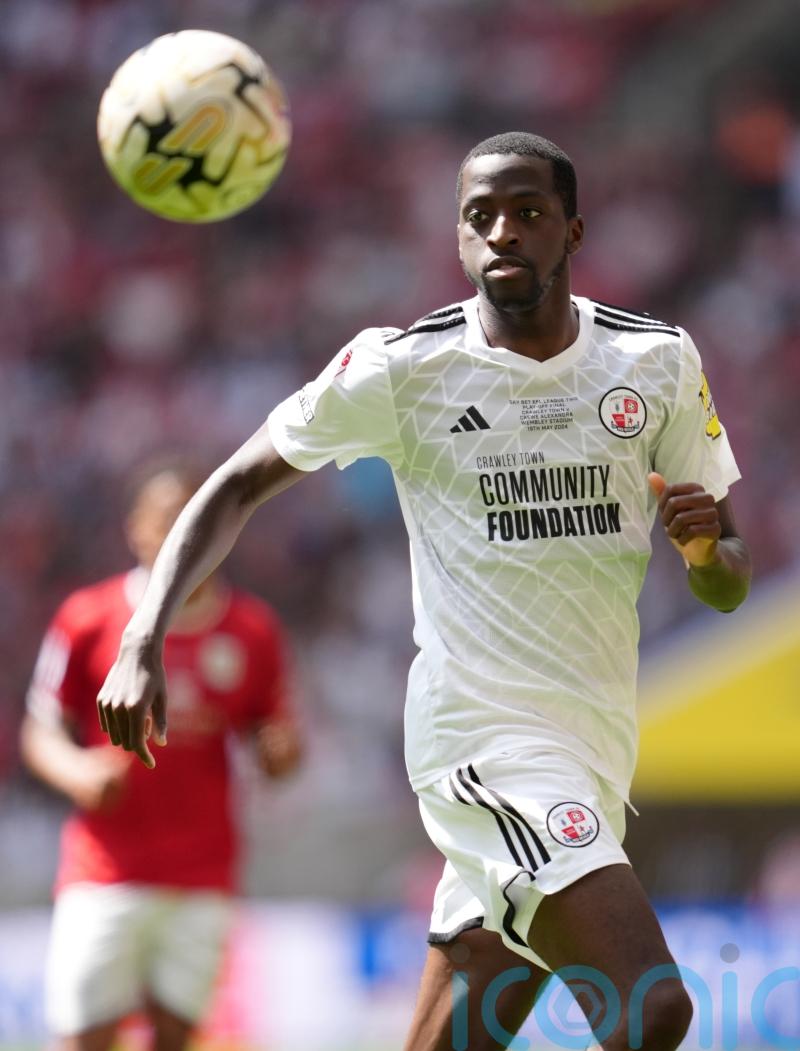 Ade Adeyemo snatches last-gasp victory for Crawley at Cambridge