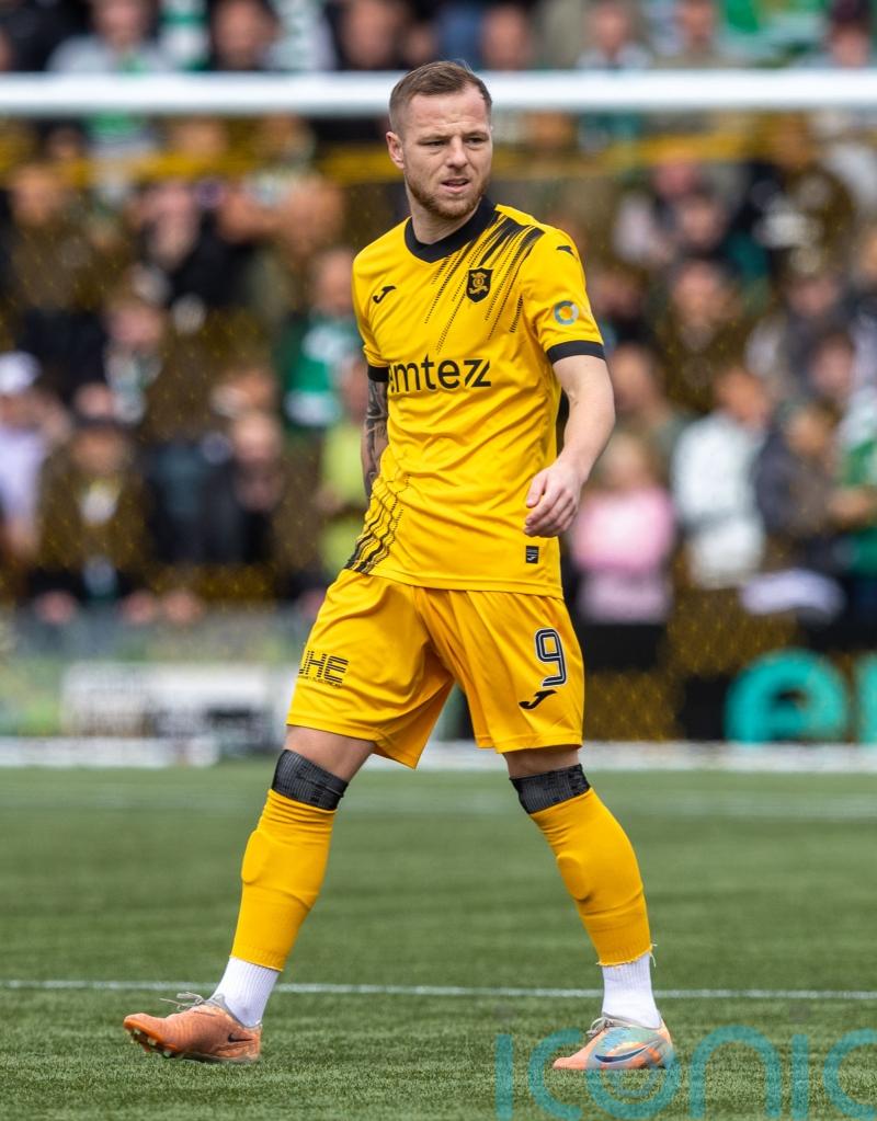 Ten-man Kilmarnock keep Hearts bottom of table
