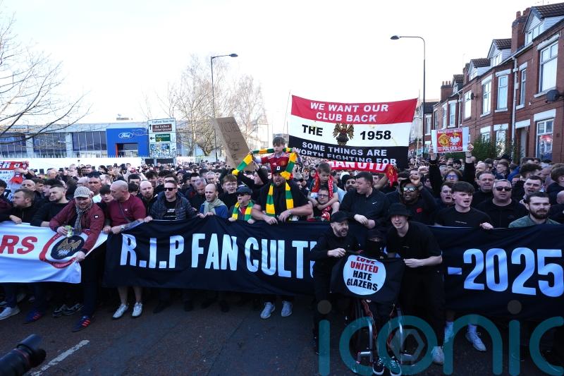 Monday’s briefing: United fans protest and Arsenal’s title hopes fade further