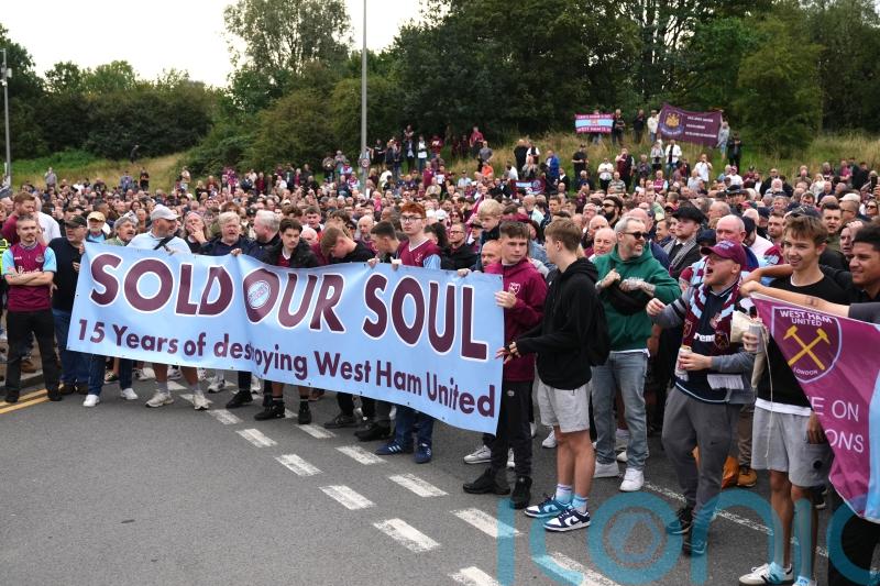 West Ham call for David Sullivan and Karren Brady to resign in pre-match protest