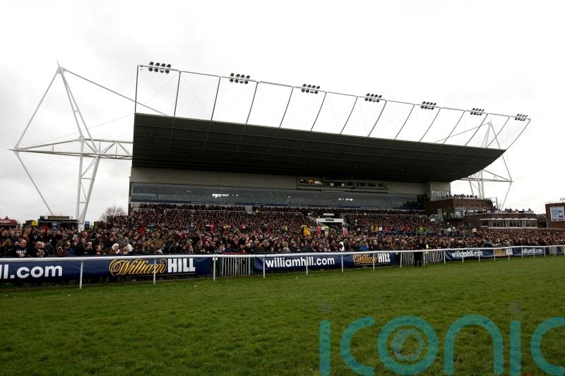 Kempton all set to beat the weather for Saturday action