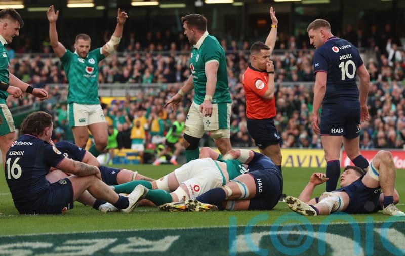 Ireland keep pressure on France with bonus-point win over Scotland