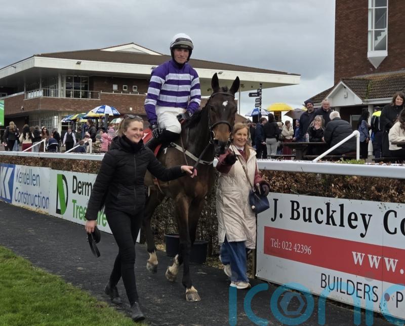 Cobden leaves it late to get off the mark for the first time in Ireland