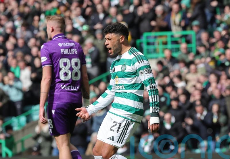 Celtic beat St Mirren to remain three points behind leaders Hearts
