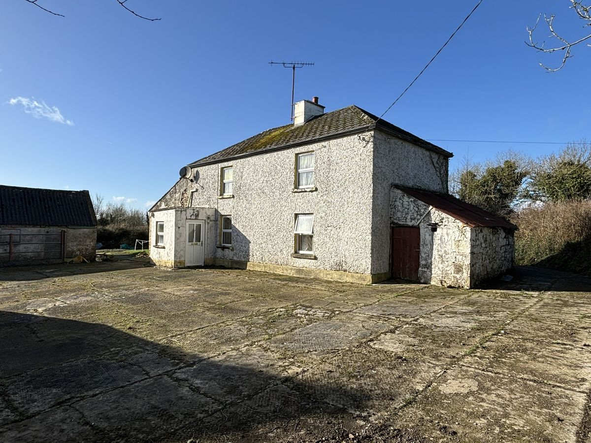 PICTURES Longford house with outbuildings and big site for sale for a bargain €85,000 Page 1